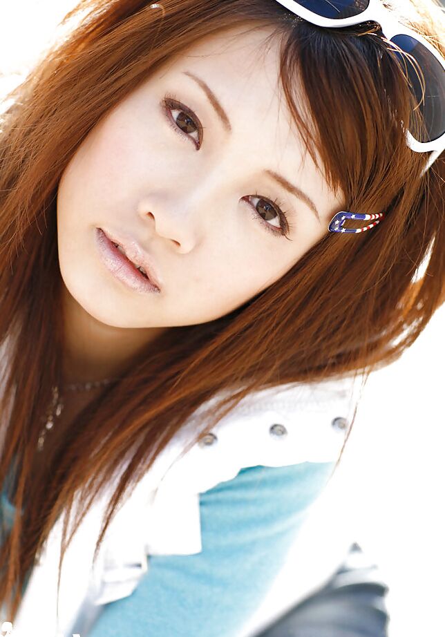 16P Atemberaubendes asiatisches Babe Reika Shina zieht sich aus und spreizt ihre Beine