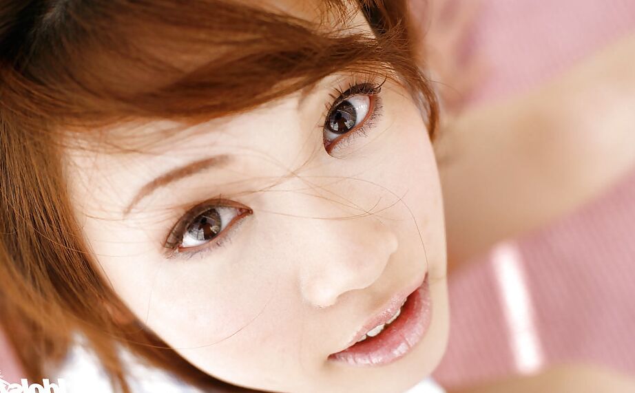16P Atemberaubendes asiatisches Babe Reika Shina zieht sich aus und spreizt ihre Beine