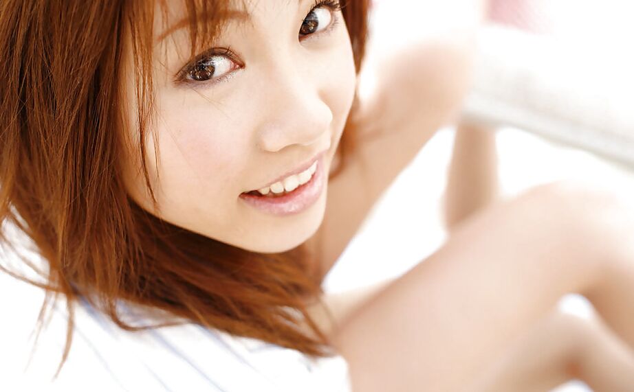 16P Atemberaubendes asiatisches Babe Reika Shina zieht sich aus und spreizt ihre Beine