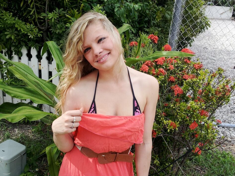 17P A encantadora loira amadora Stella mostra sua inocente buceta rosa em público