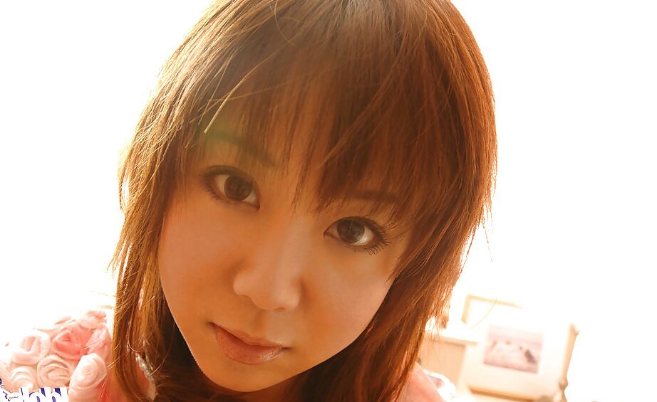 15P La linda asiática Maki Hoshino se desnuda y posa desnuda en la cama