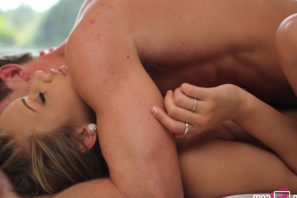 21P La renarde sexy Kennedy Leighwith, aux seins naturels sensationnels, se fait prendre en levrette