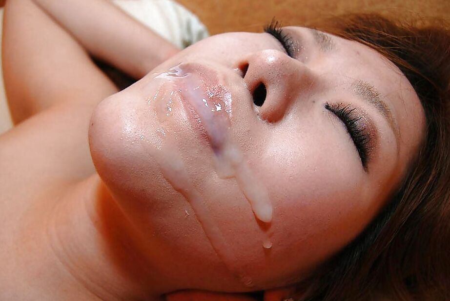 16P La adolescente asiática Chiaki Eguchi chupa y folla una polla dura para llenar la boca de semen
