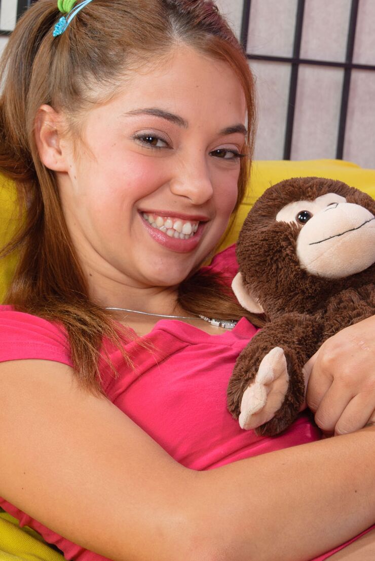 21P Smiley, la jeune Gigi Rivera touche ses petits seins
