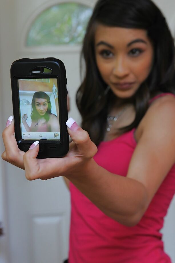 16P Ariel Rose, une jolie adolescente asiatique à peine légale, prend des selfies non nus.