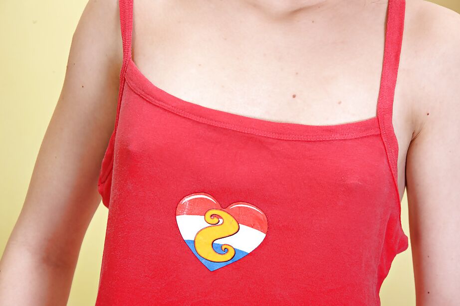 16P Morena adolescente safada com peitos pequenos tirando a roupa e provocando sua fenda