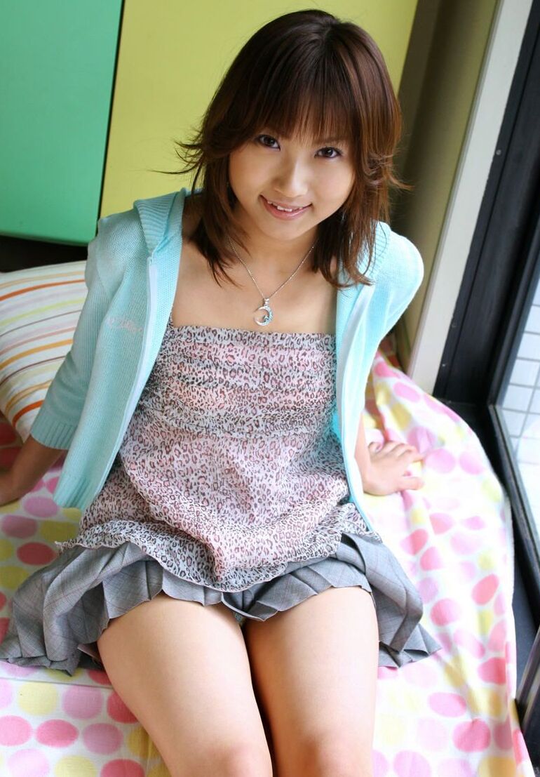 16P Linda garota japonesa Haruka Morimura fica nua após ação de upskirt