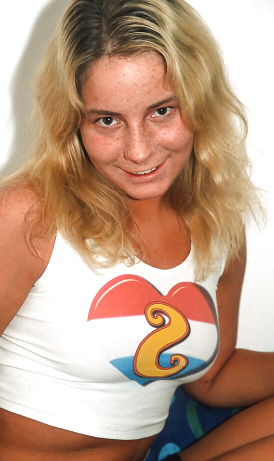 16P Rubia adolescente follable quitándose las bragas y jugando con su coño jugoso