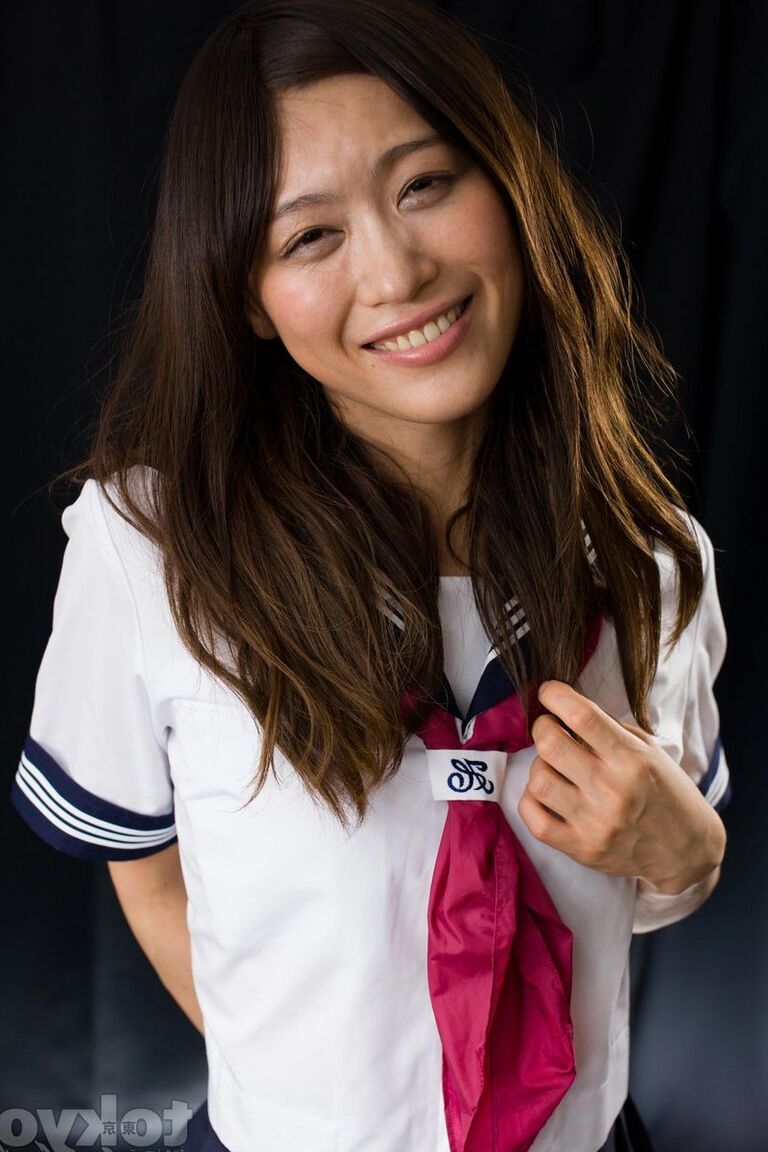 16P Linda japonesa soporta una dura follada facial con su uniforme de marinero