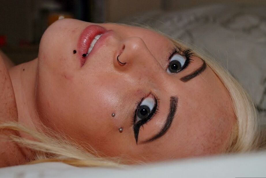 20P Inland amateur frees her shaved vagina from a thong and leather skirt
