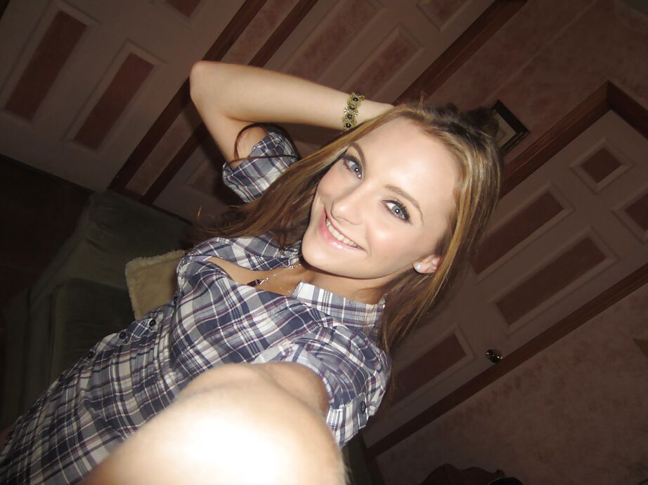 16P Bosomy adolescente Kennedy Nash tirando a roupa e abrindo suas pernas delgadas