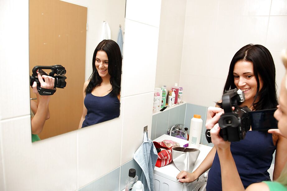 16P Frisky Teen filmt ihre Freundin, wie sie ihre Fotze unter der Dusche masturbiert