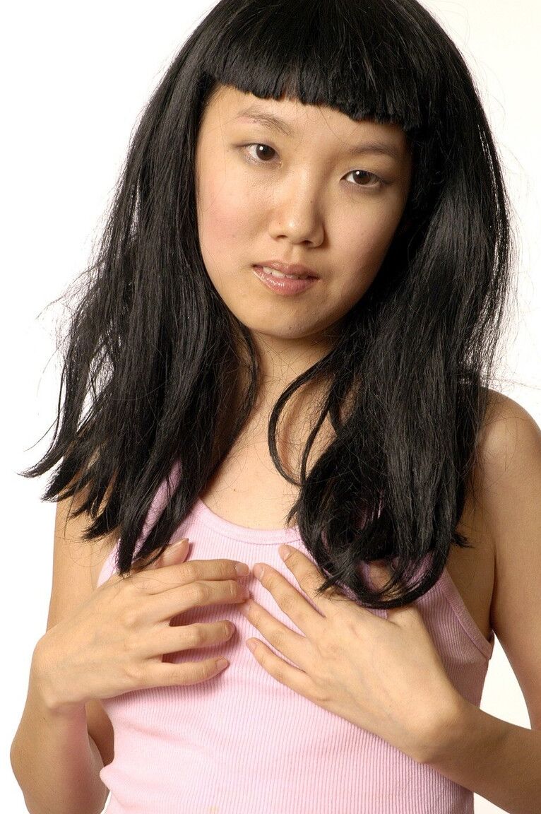 Die 16P junge asiatische Amateurin Youmi zieht sich spielerisch auf einem Bett aus