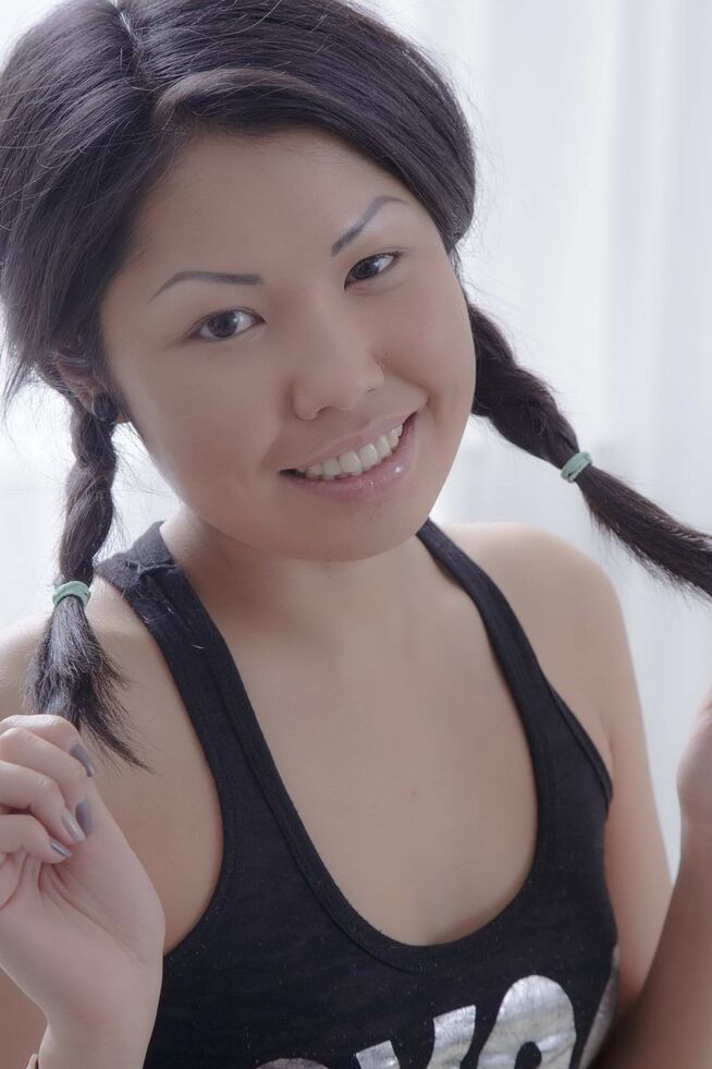 16P Die süße asiatische Teenagerin Veiki hat Sex mit ihrem Masseur und trägt dabei Zöpfe