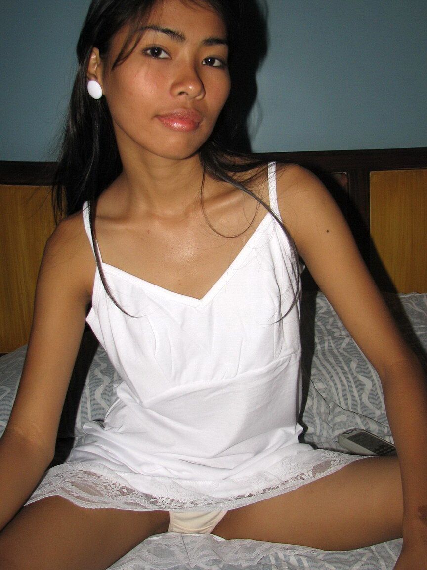 12P Bargirl asiatique tire vers le bas une culotte en coton pour ses débuts en tant que mannequin nue