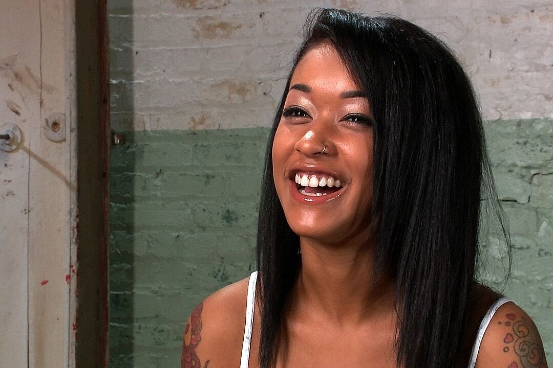 21P Das süße Ebenholzbaby Skin Diamond enthüllt ihren tätowierten Körper und ihre kleinen Brüste