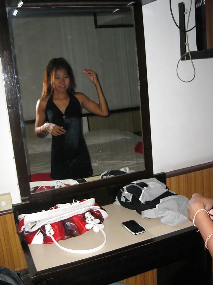 16P Linda garota adolescente asiática tirando a roupa e tomando banho