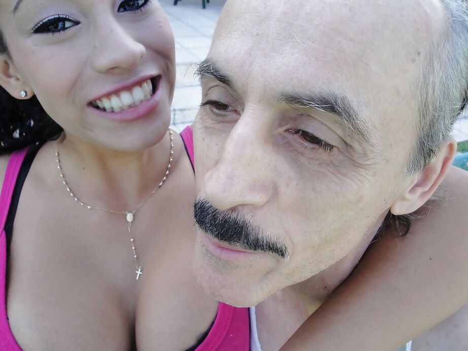 16P Adolescente latina con grandes tetas Jamie Valentine follándose a un anciano