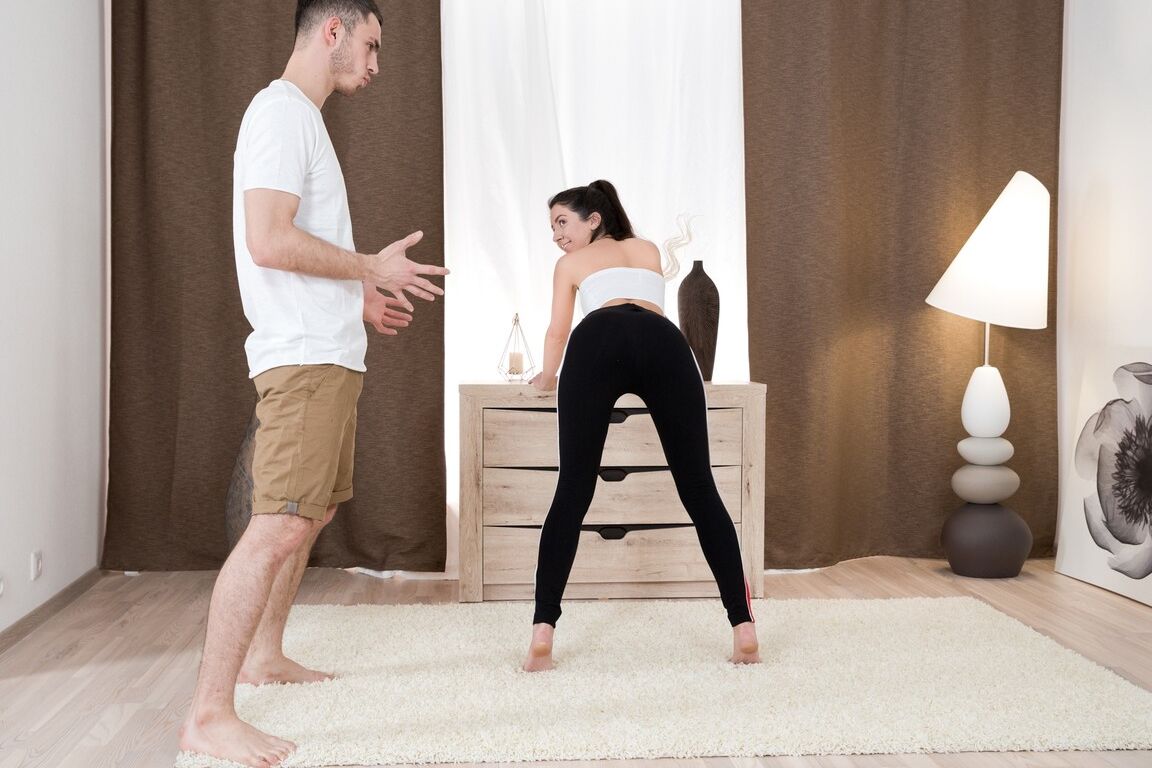15P 柔軟な女の子のケイティ・ウェストが男を誘惑した後、ぽっかり開いた肛門を見せつける