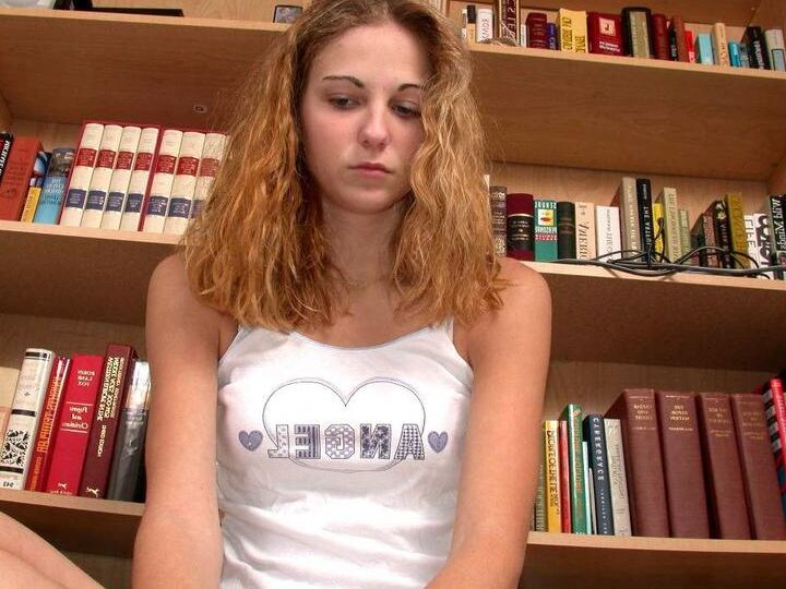 20P Adolescente amadora Anne fica nua enquanto espiona seus vizinhos através de uma janela