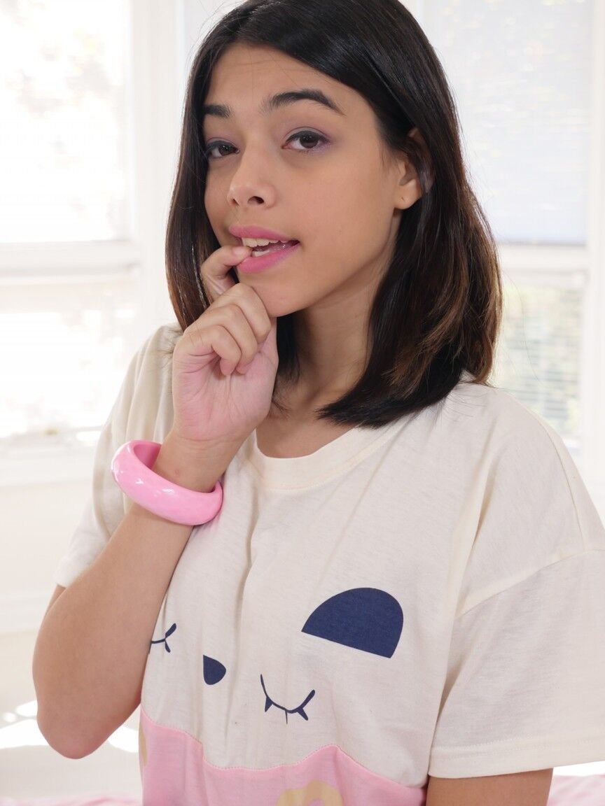 21P La pequeña adolescente estadounidense Harmony Wonder lame una polla gorda