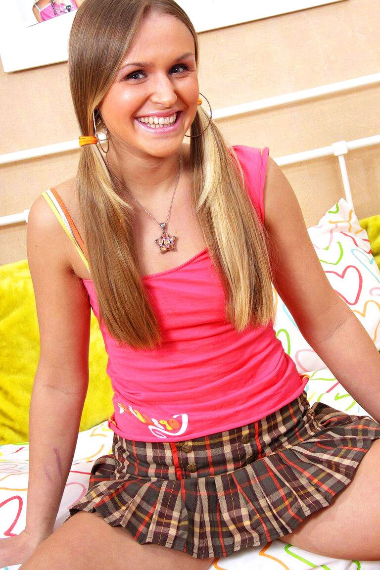15P La linda joven Gemma se levanta la falda plisada antes de una dura follada anal