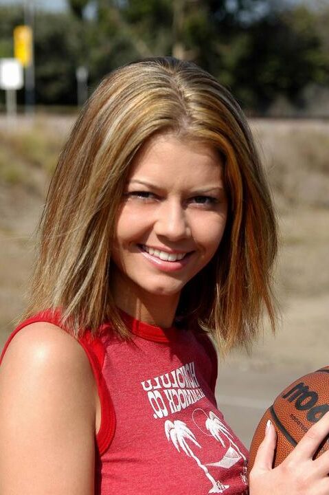 20P La linda adolescente Kellyq expone sus tetas y su culo mientras dispara al aire libre