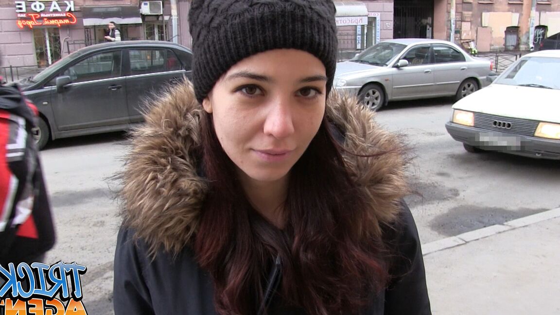 21P La jolie amatrice Jessica Malone se déshabille et se fait baiser sur un canapé.