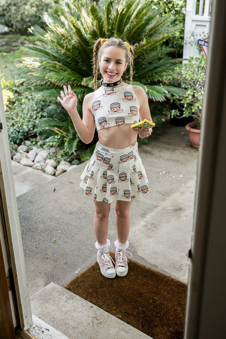 15P A linda adolescente Lilly Ford é fodida violentamente com cabelo em tranças