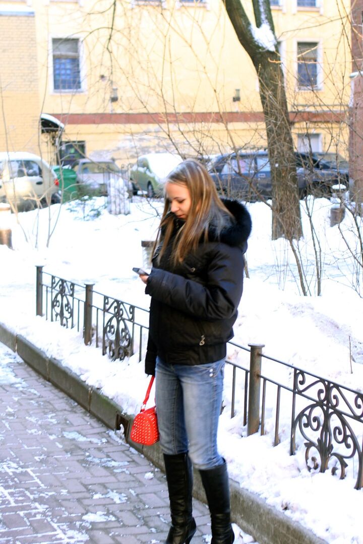 12P Geiles Teenie-Mädchen trifft sich mit einem Mann aus einer Dating-App für unbeschwerten Sex