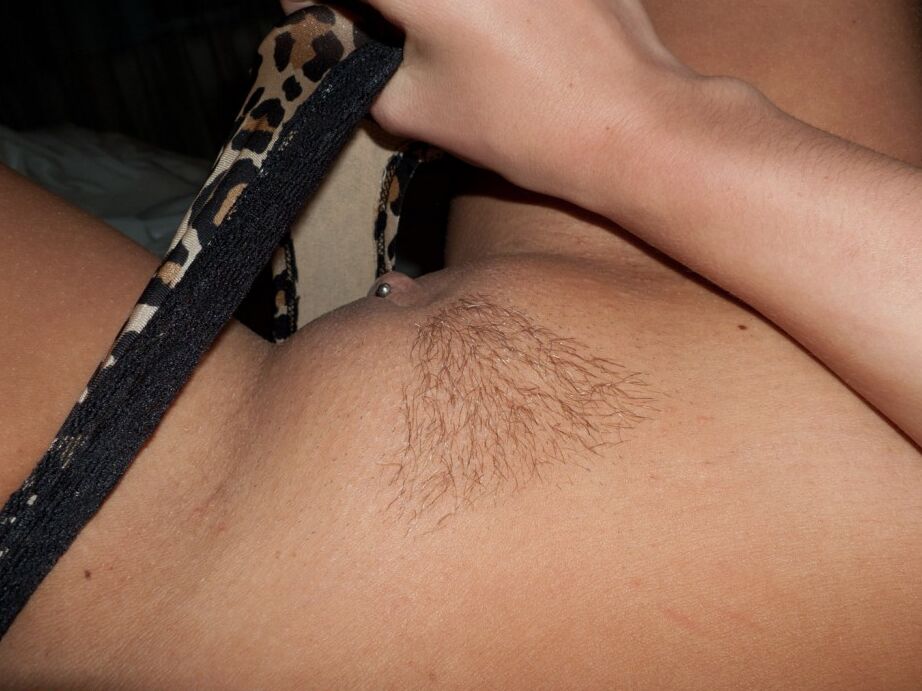 16P Amadora loira adolescente gata se despindo na cama e abrindo as pernas