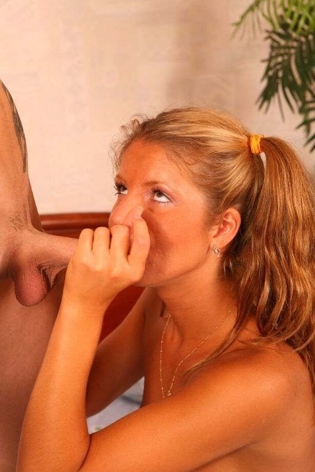 21P Polina, une ado au corps maigre, prend la bite de son petit ami dans sa chambre