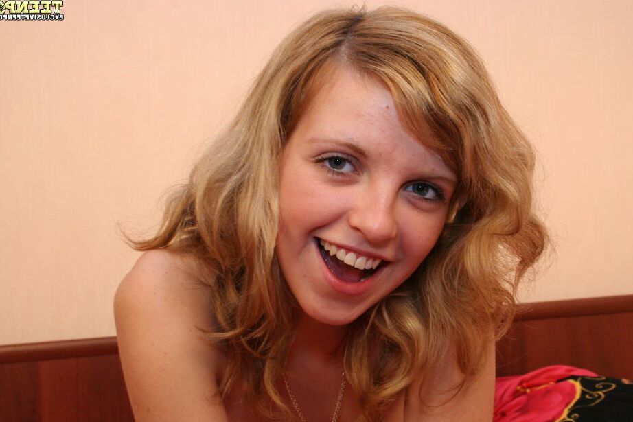 20P La linda adolescente Katya lame la polla de su novio antes del sexo y una corrida facial