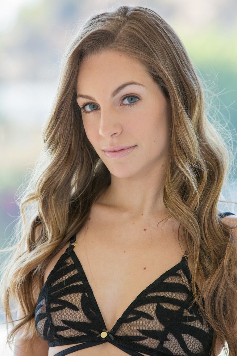 21P Kimmy Granger, une adolescente maigre et mignonne, fait l'amour avec un serveur d'hôtel louche.