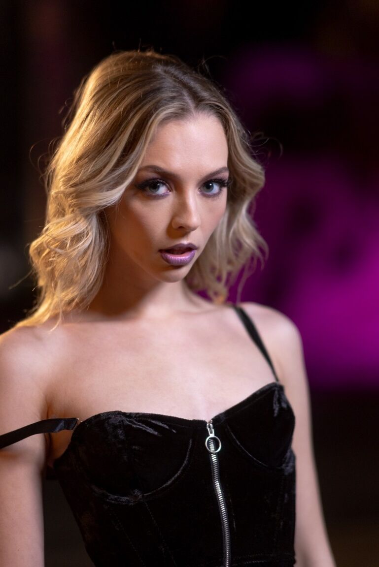 Die 15P-Teenie-Pornostars Jane Wilde und Lily Larimar haben einen Dreier mit Mick Blue