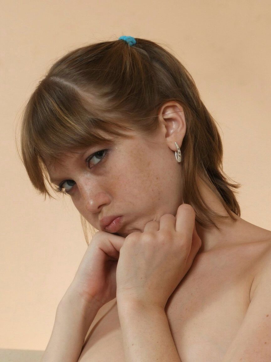 16P A linda adolescente Anabell expõe seus peitos lindos depois de brincar com um bicho de pelúcia