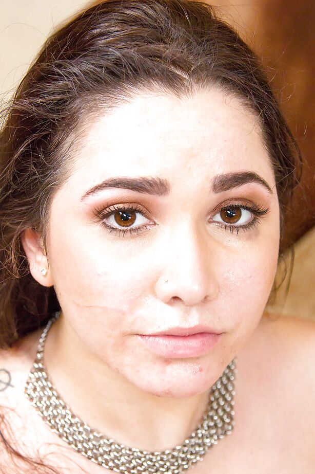 16P ¡La linda morena Karlee Grey hace una mamada profesional profunda!