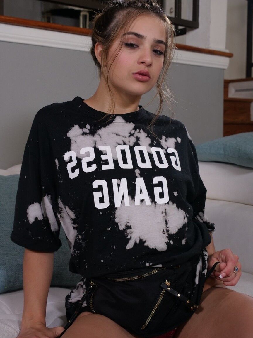 21P Brunette babe Sofie Reyez poses clothed before receiving a huge facial