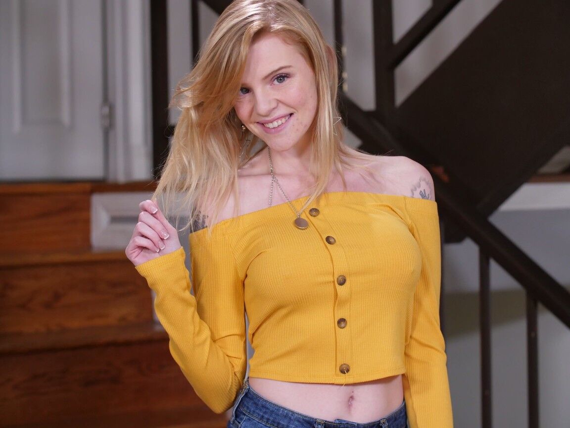 21P Die tätowierte Teenagerin Nora Ivy zieht sich auf der Treppe aus, bevor sie einem Schwanz in POV einen Deepthroat verpasst