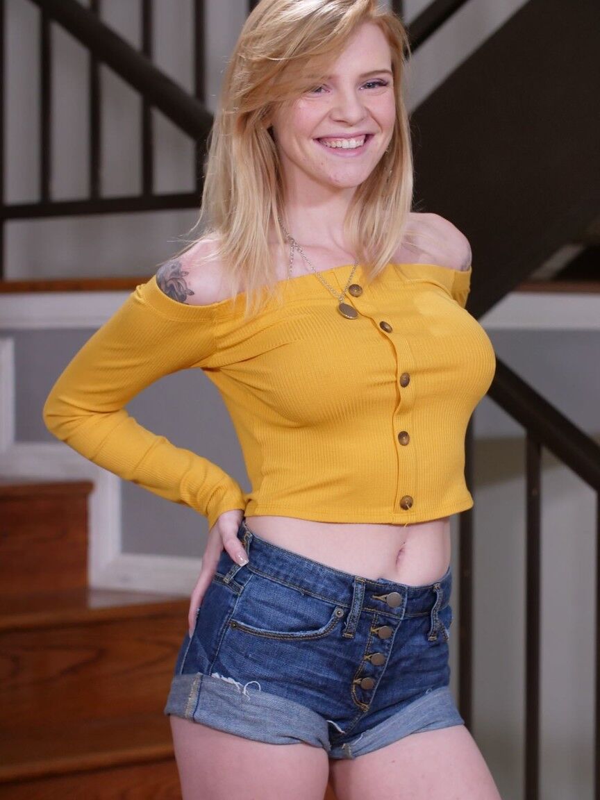21P Die tätowierte Teenagerin Nora Ivy zieht sich auf der Treppe aus, bevor sie einem Schwanz in POV einen Deepthroat verpasst