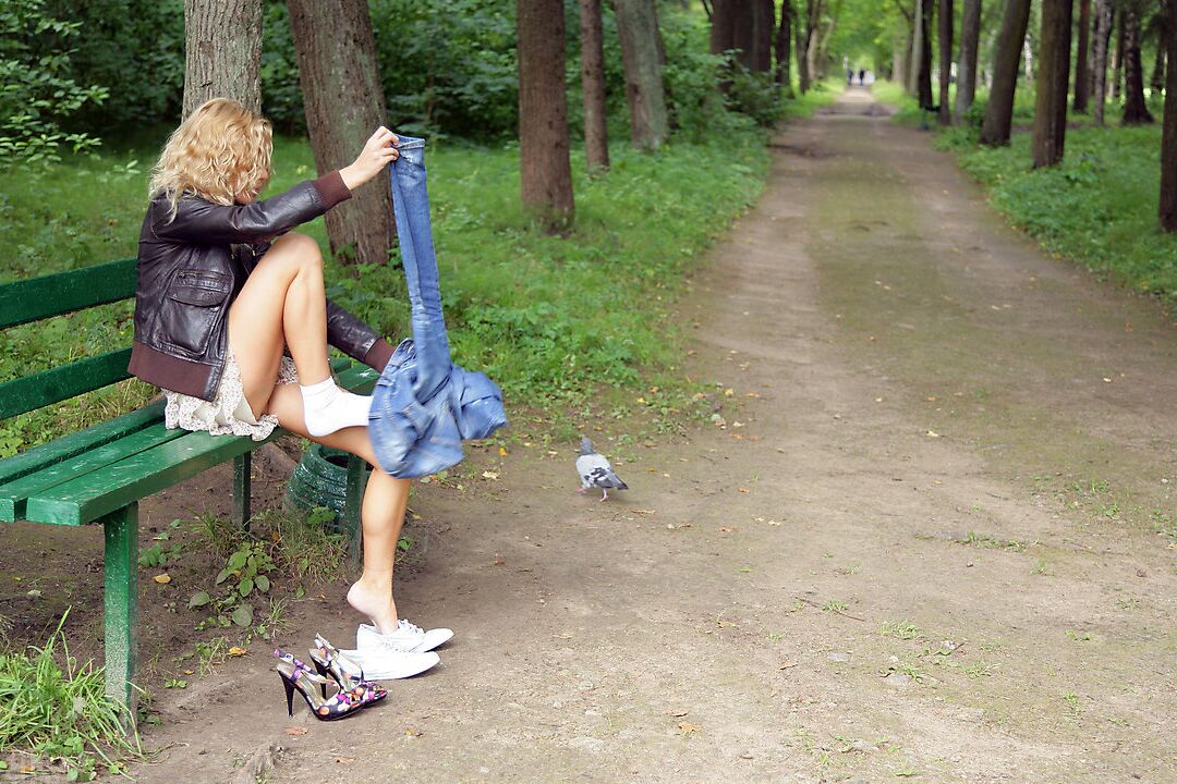 16P La jolie jeune aux cheveux blonds Summer Breeze montre son corps nu sur un banc de parc