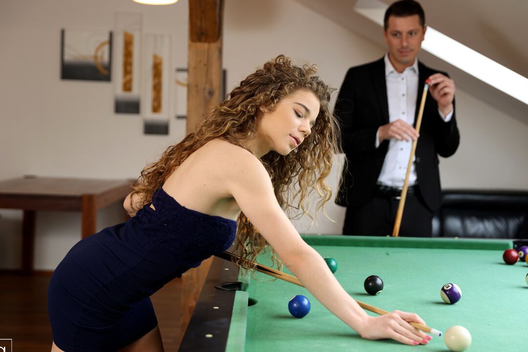 16P Die süße Teenagerin Sabrina Spice dreht in einem kleinen Schwarzen Billard, bevor sie fickt