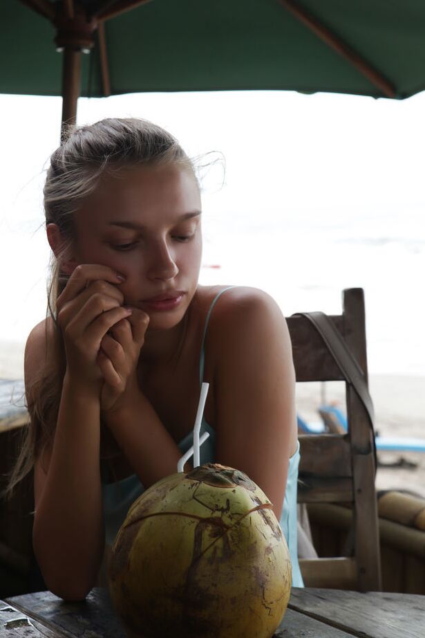 18P La hermosa joven Elin libera su cuerpo perfecto del traje de baño en la playa