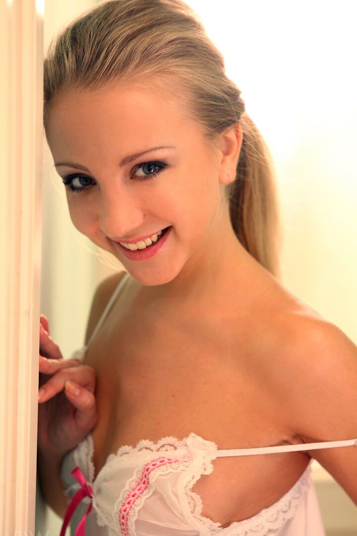 16P La linda rubia Normy se quita la lencería blanca para abrir el culo