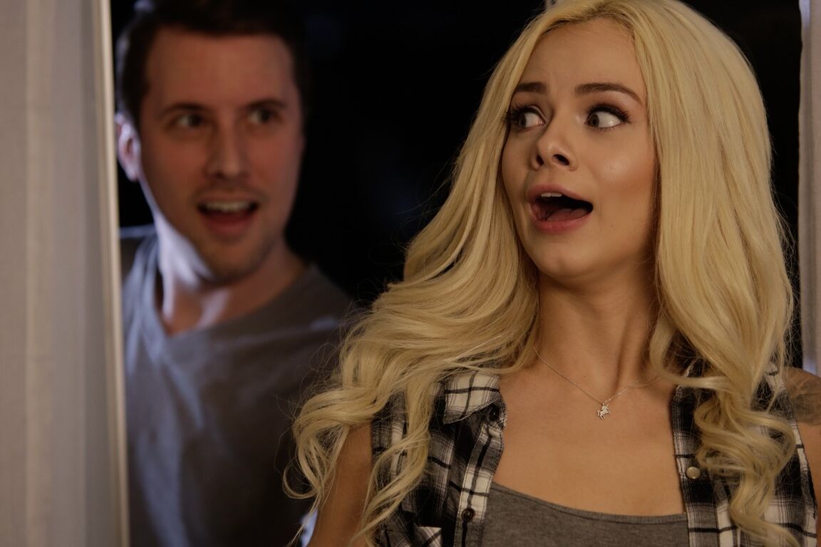 21P La jeune blonde Elsa Jean a des relations sexuelles avec le copain de son frère aîné