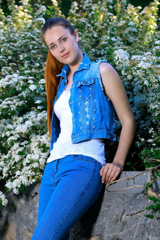 18P Nice teen Hailey holds her nice ass after stripping naked in the garden