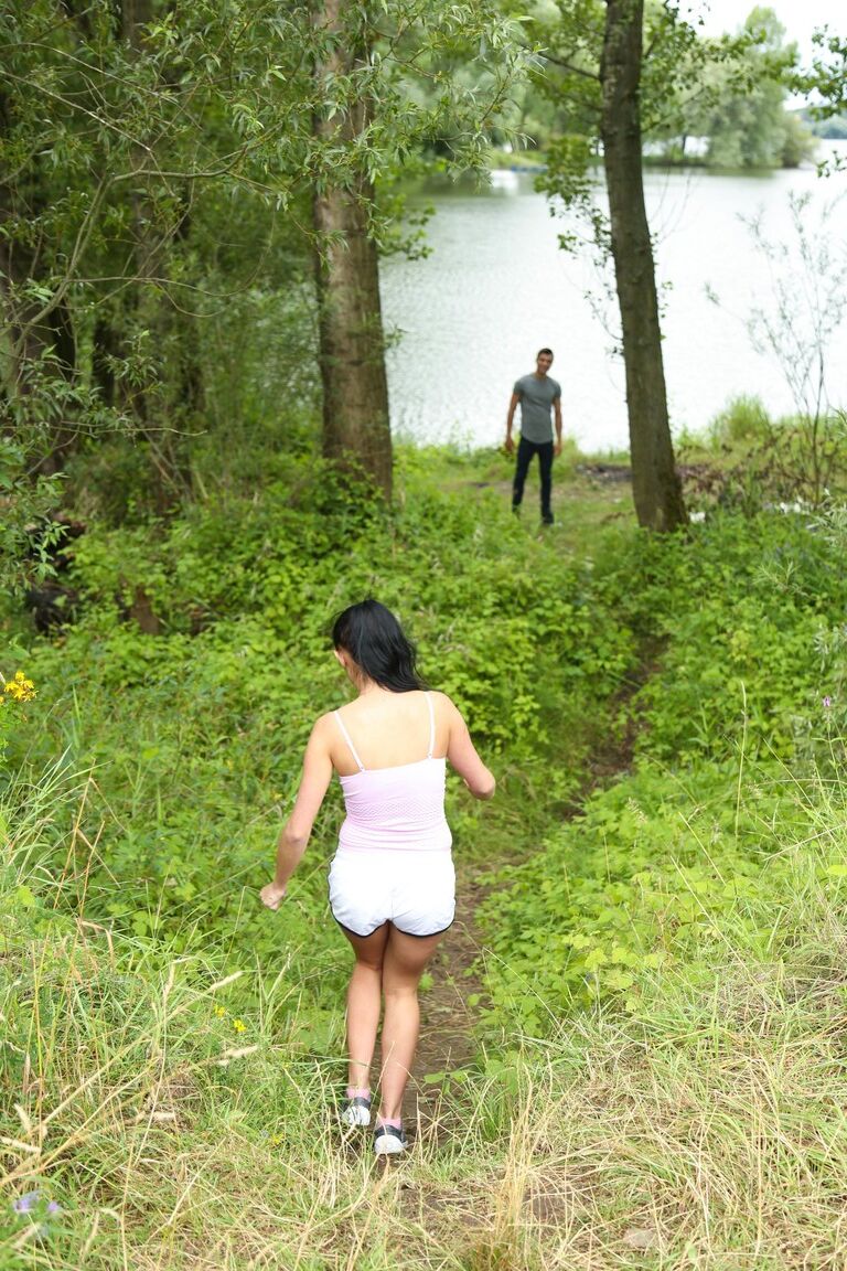 21P La aturdidora tetona Nicole Love le hace una paja a un lindo desconocido