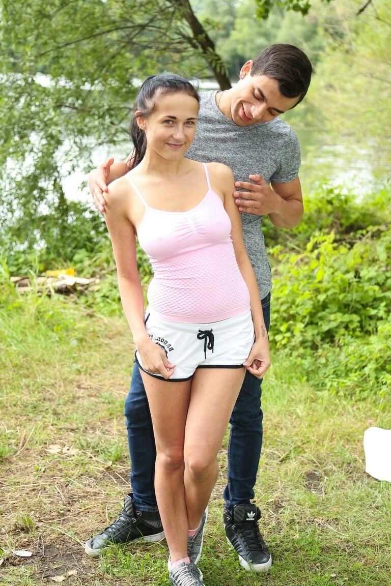 21P La aturdidora tetona Nicole Love le hace una paja a un lindo desconocido