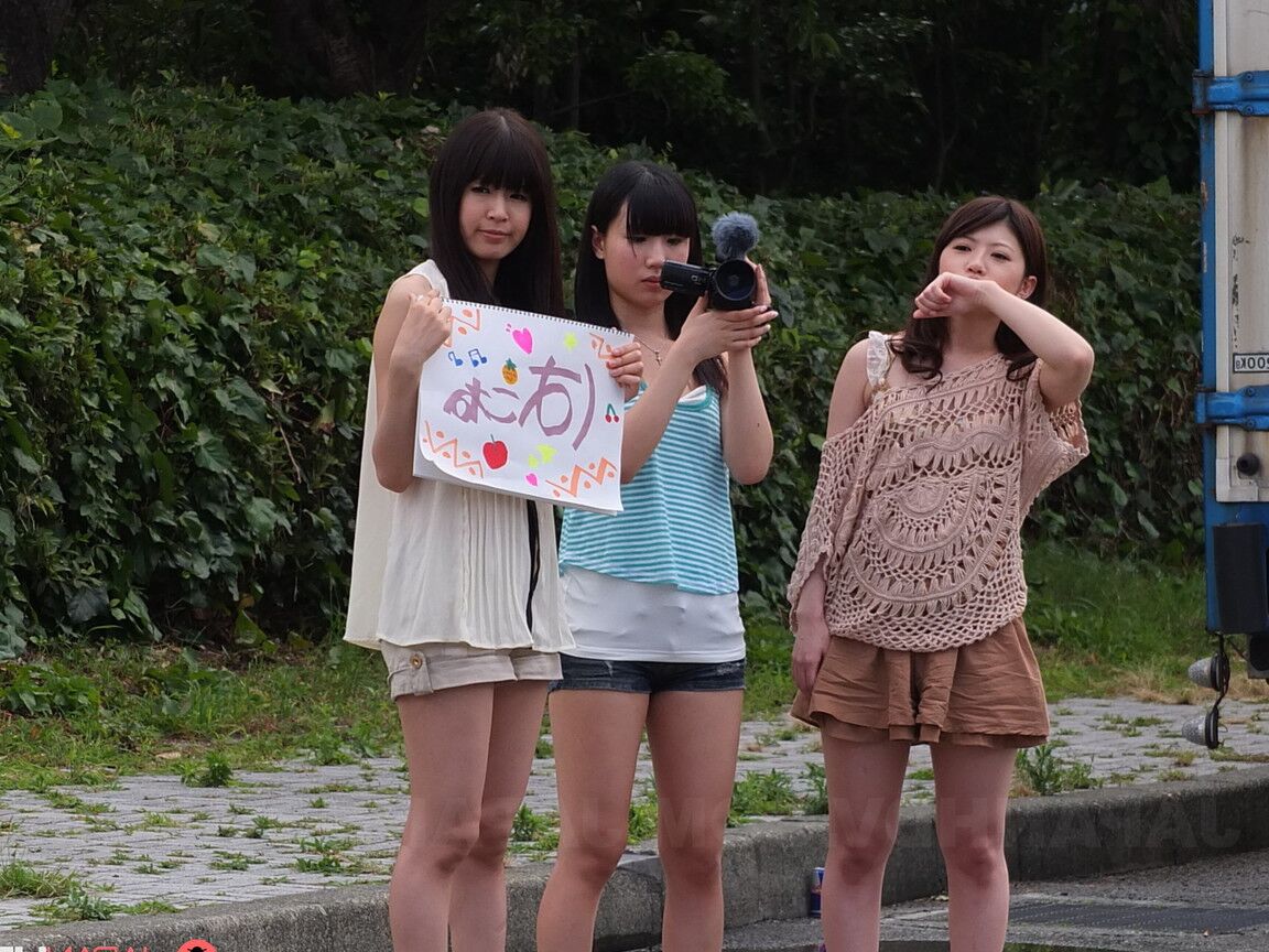 20P Trois adolescents japonais sautent dans une camionnette et sucent une petite bite asiatique