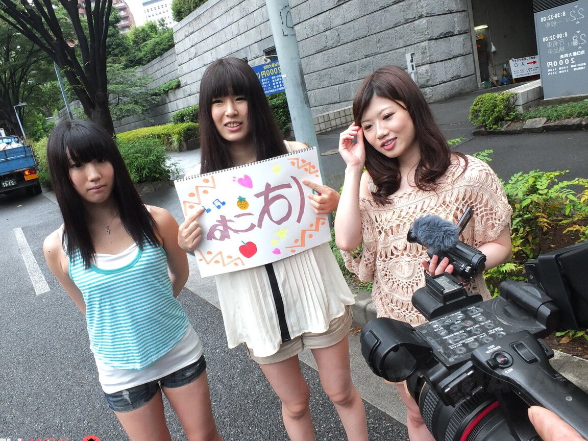 20P Trois adolescents japonais sautent dans une camionnette et sucent une petite bite asiatique
